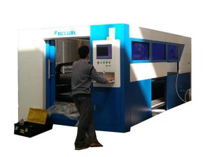2kw serat optik mesin laser cutting kecepatan disesuaikan untuk tabung logam